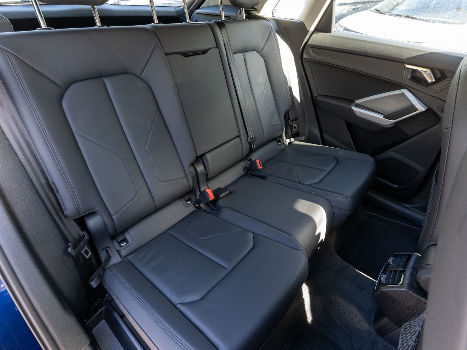 Fahrzeugabbildung Audi Q3 SUV advanced 35 TFSI Stronic LED Navi RFK AHK