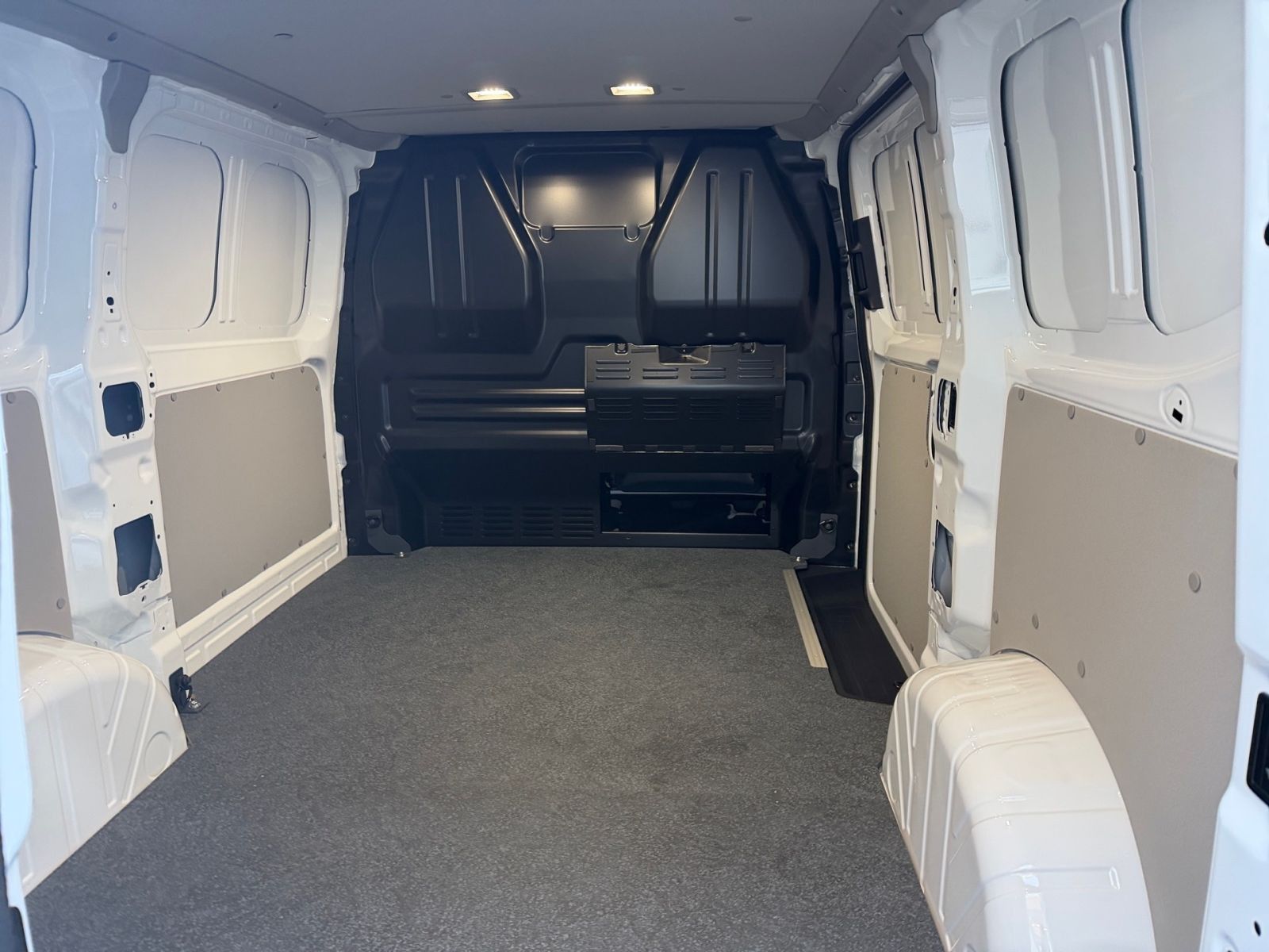 Fahrzeugabbildung Volkswagen T7 Transporter Kasten 2.0 TDI KR L1H1