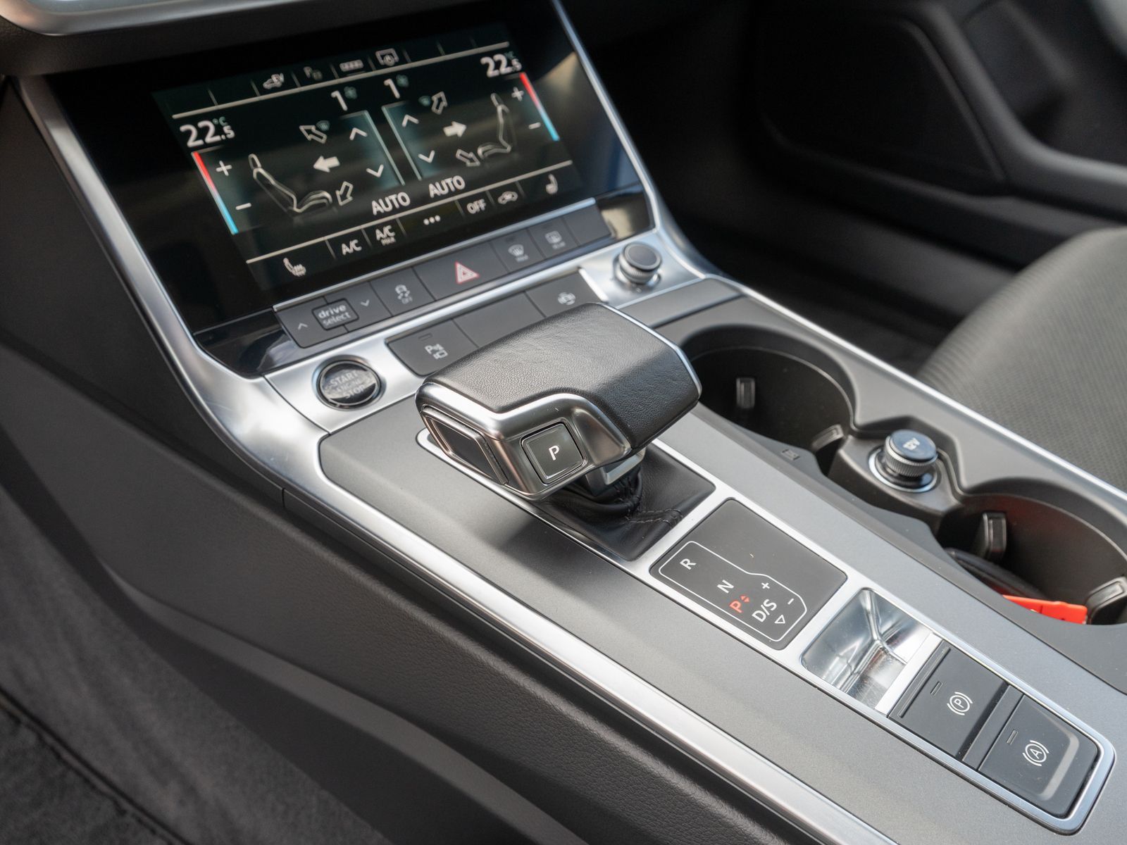 Fahrzeugabbildung Audi A6 Avant 50TFSI e quattro NAVI LED RFK AHK VC