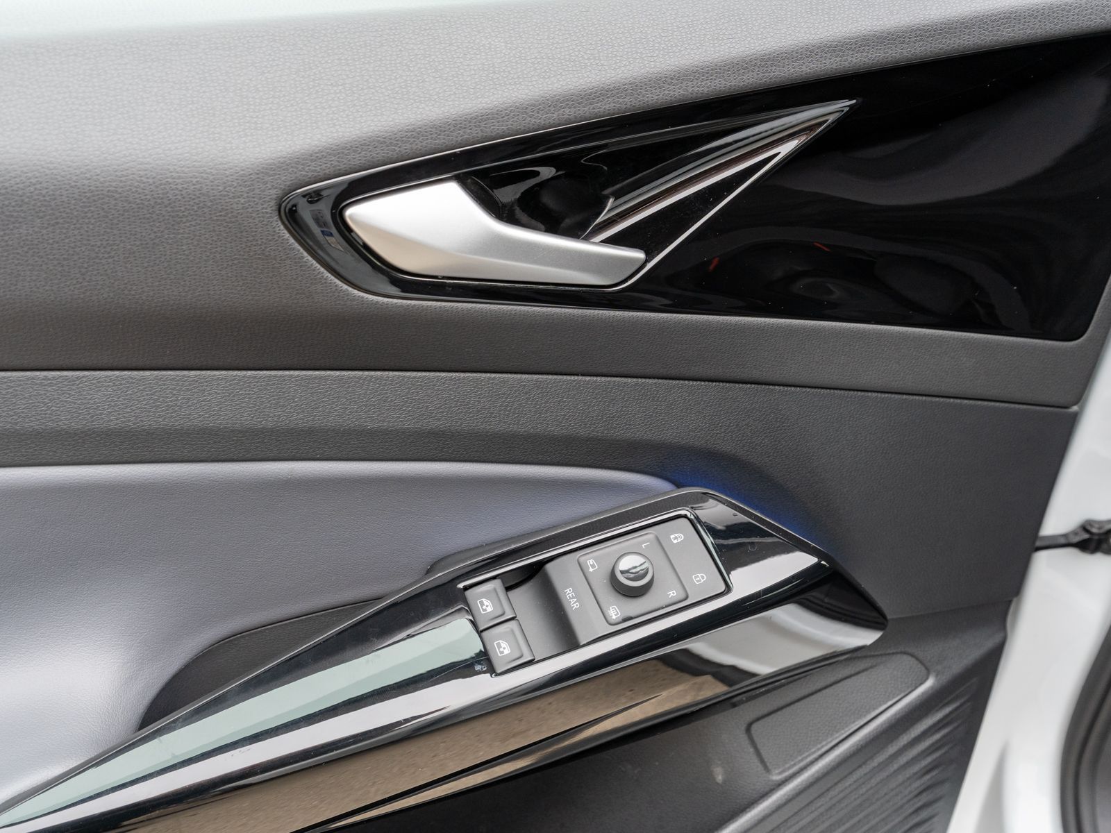 Fahrzeugabbildung Volkswagen ID.4 Pro 4 MOTION LED Navi AHK WÄPU RFK ACC SHZ