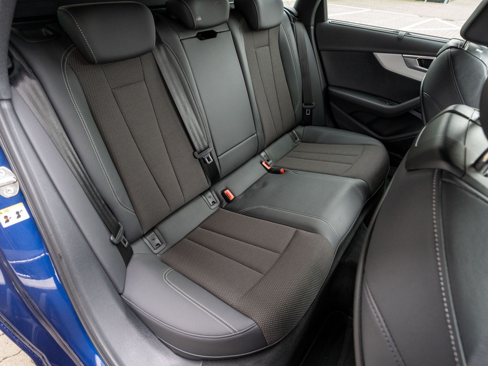 Fahrzeugabbildung Audi A4 Avant S line 45TFSI quatt NAVI MATRIX ACC B&O