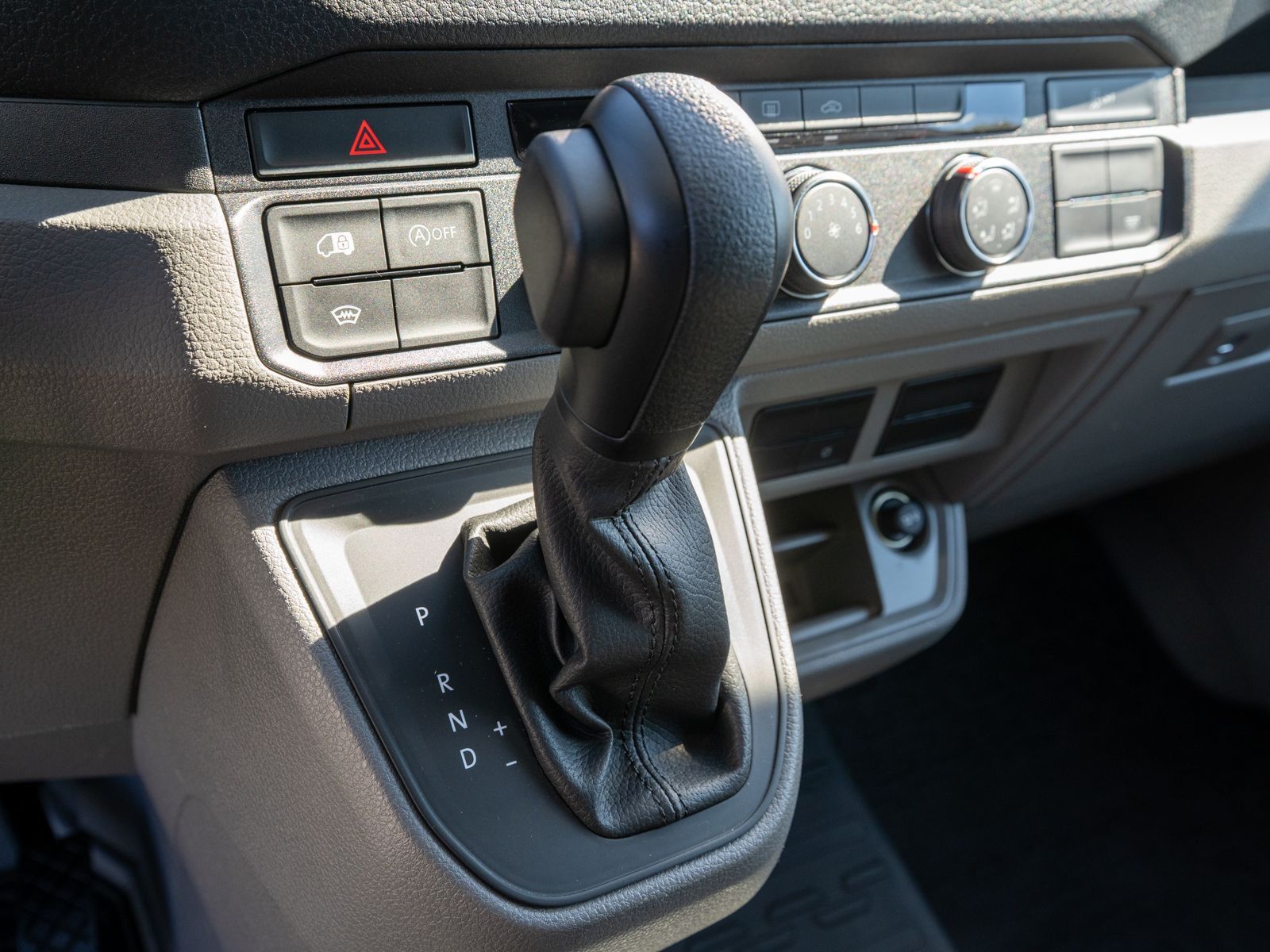 Fahrzeugabbildung Volkswagen Crafter 35 Kasten 2.0TDI DSG L3H2 KLIMA RFK AHK