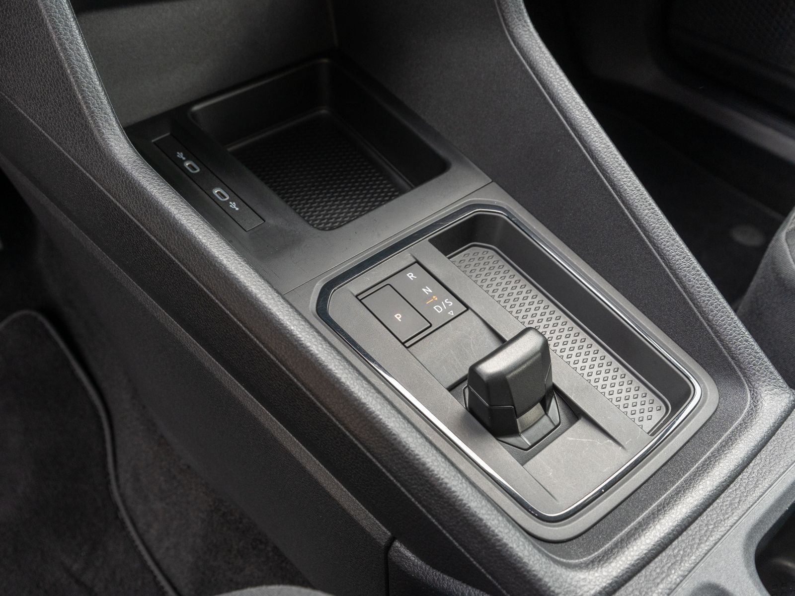 Fahrzeugabbildung Volkswagen Caddy Cargo Maxi 1.5 TSI DSG Navi SHZ AHK PDC