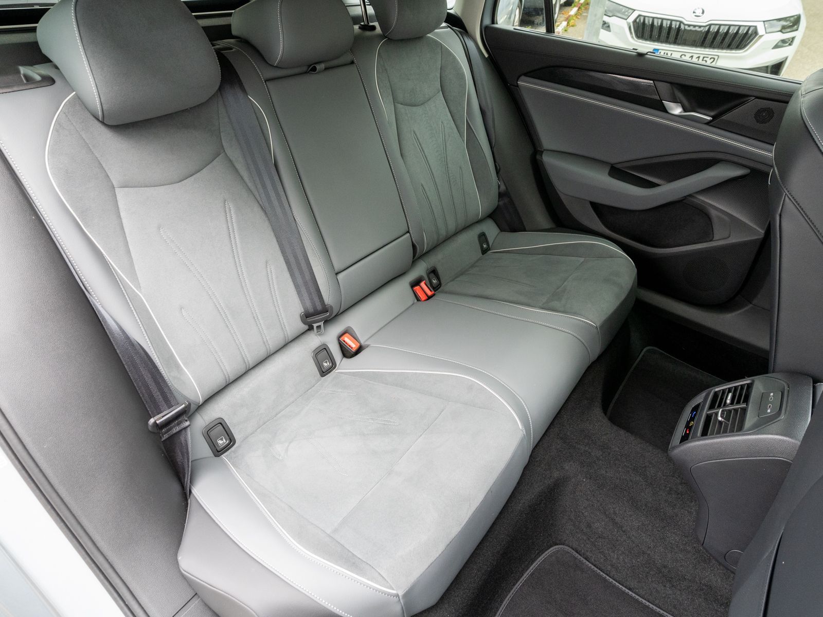Fahrzeugabbildung Volkswagen Passat Variant 2.0 TDI DSG LED Navi AHK HUD SHZ