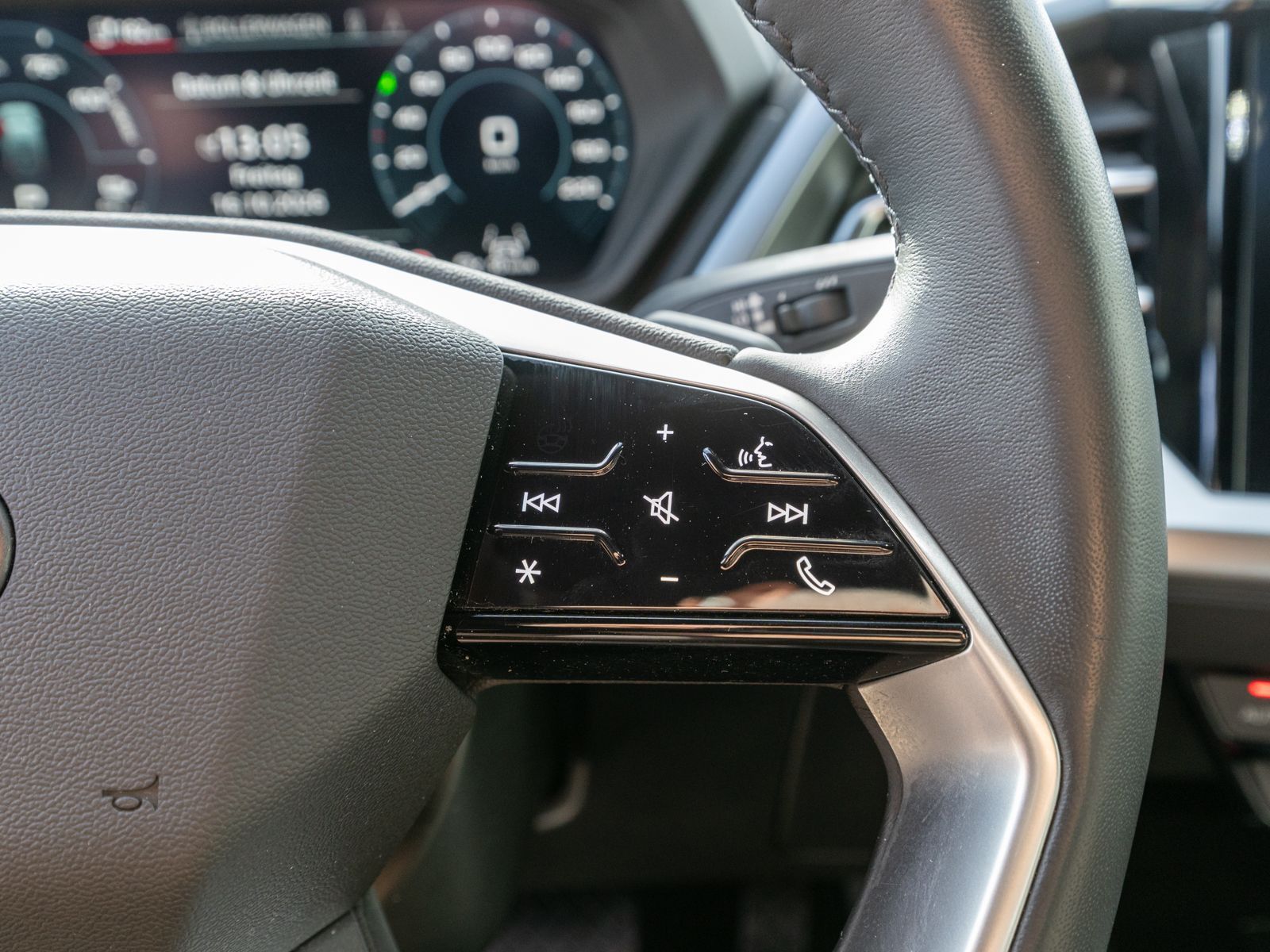 Fahrzeugabbildung Audi Q4 Sportback 50 e-tron quattro S Line NAV MATRIX