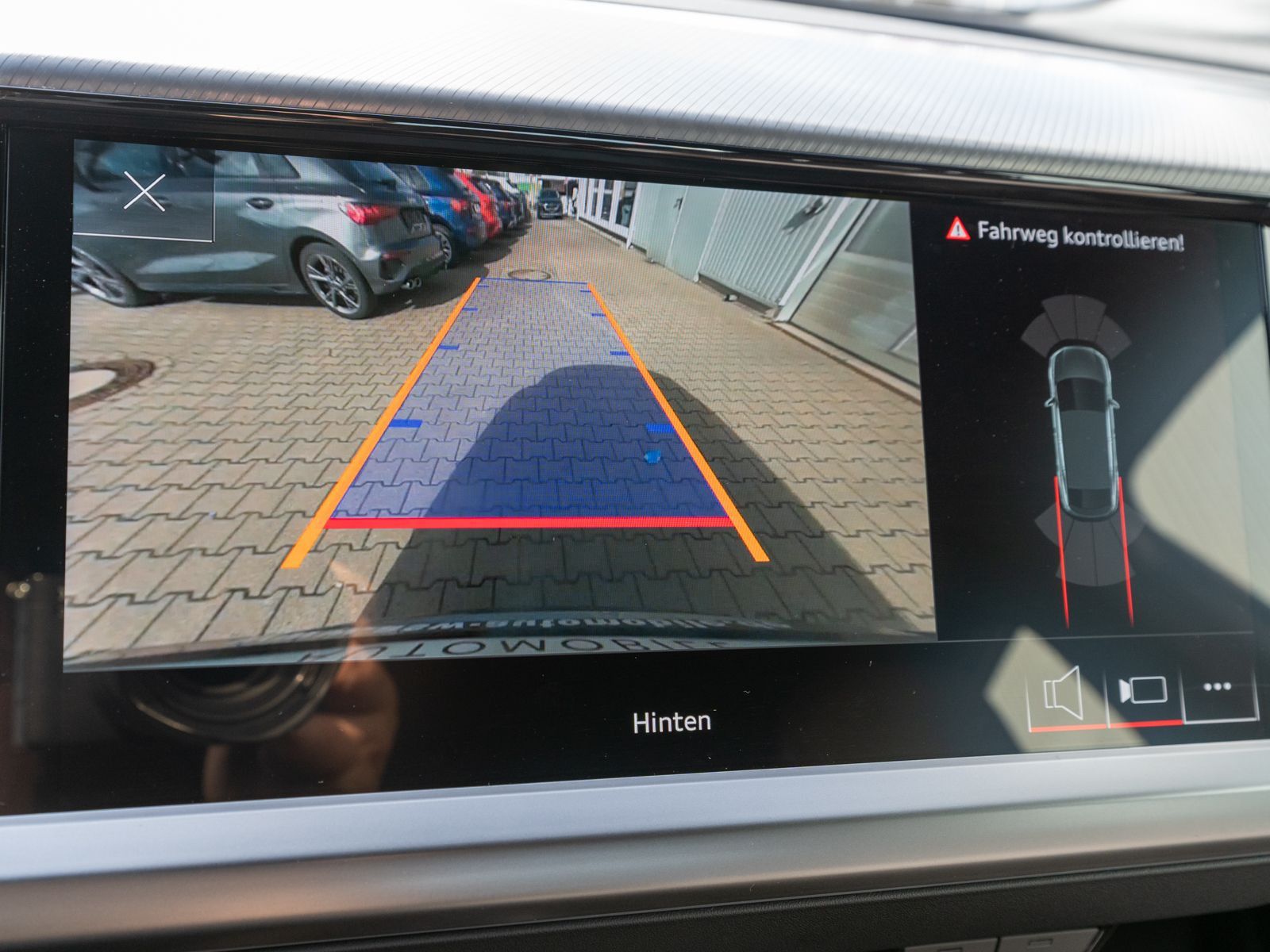 Fahrzeugabbildung Audi Q4 Sportback 50 e-tron quattro S Line NAV MATRIX