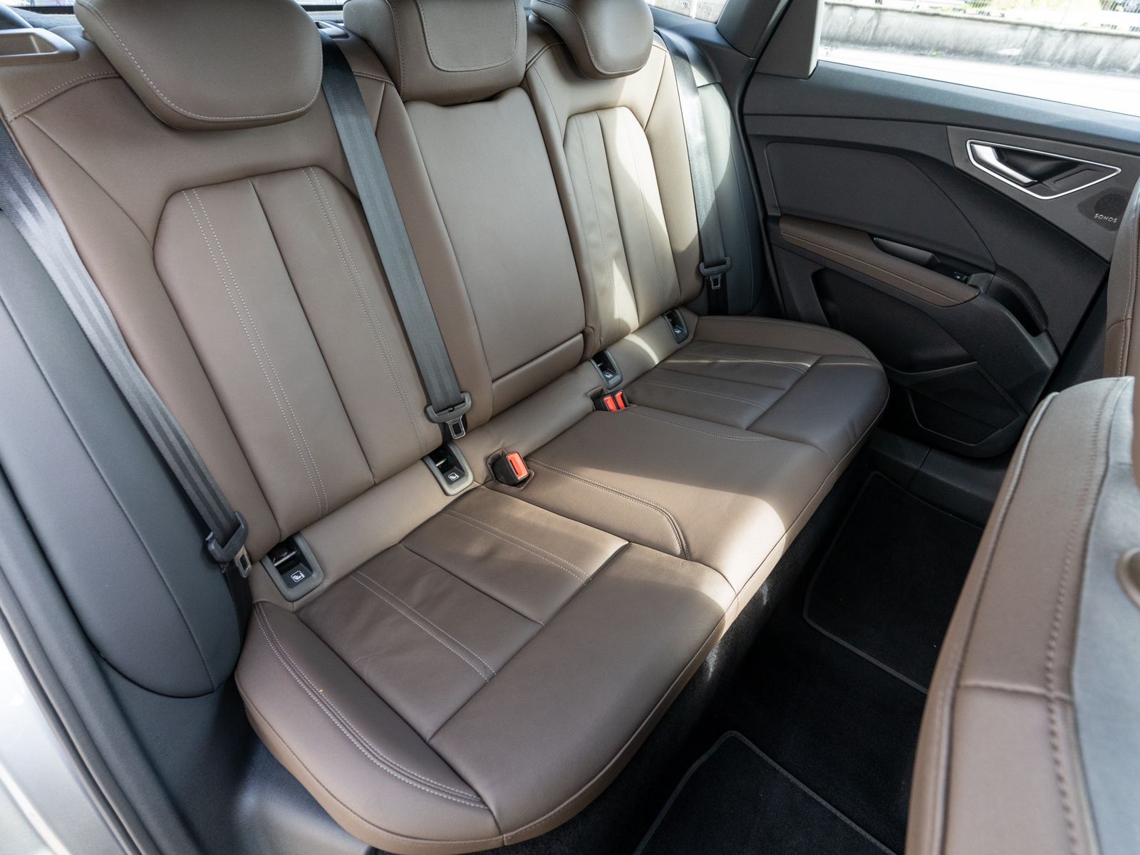 Fahrzeugabbildung Audi Q4 Sportback 50 e-tron quattro S Line NAV MATRIX