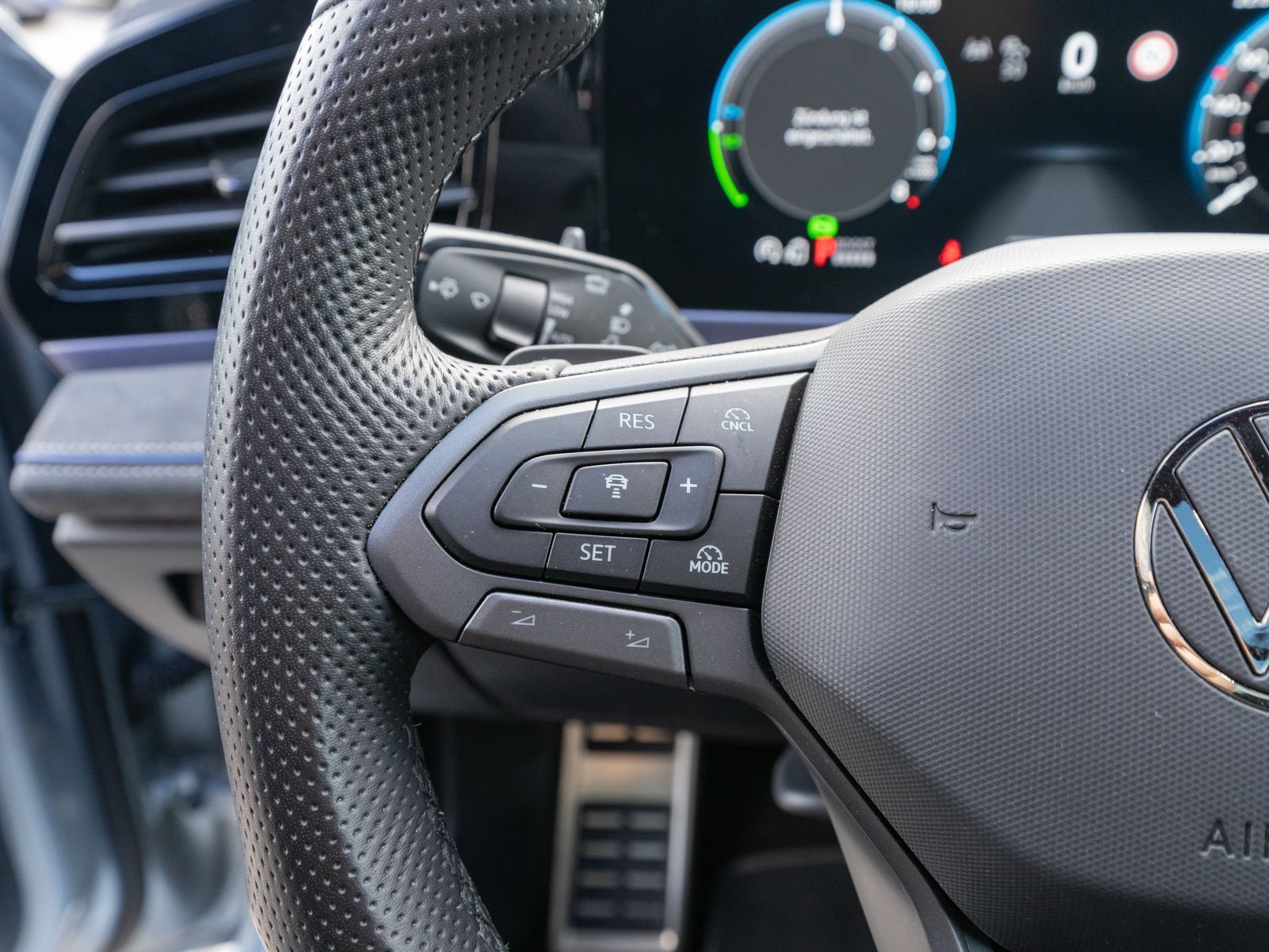 Fahrzeugabbildung Volkswagen Passat Variant R-Line 1.5 TSI eHybrid DSG PANO