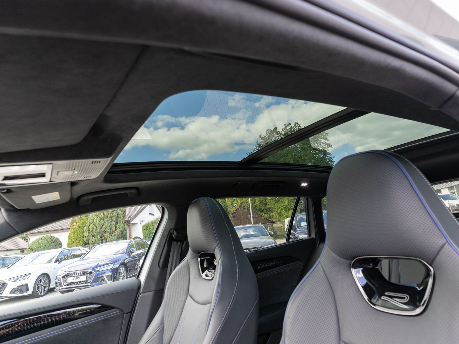 Fahrzeugabbildung Volkswagen Passat Variant R-Line 1.5 TSI eHybrid DSG PANO