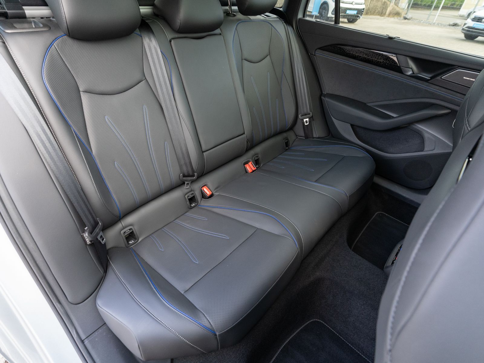 Fahrzeugabbildung Volkswagen Passat Variant R-Line 1.5 TSI eHybrid DSG PANO