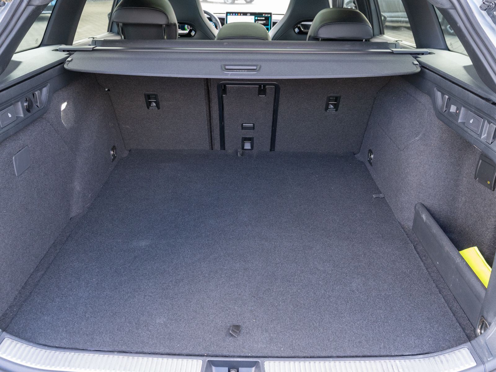 Fahrzeugabbildung Volkswagen Passat Variant R-Line 1.5 TSI eHybrid DSG PANO
