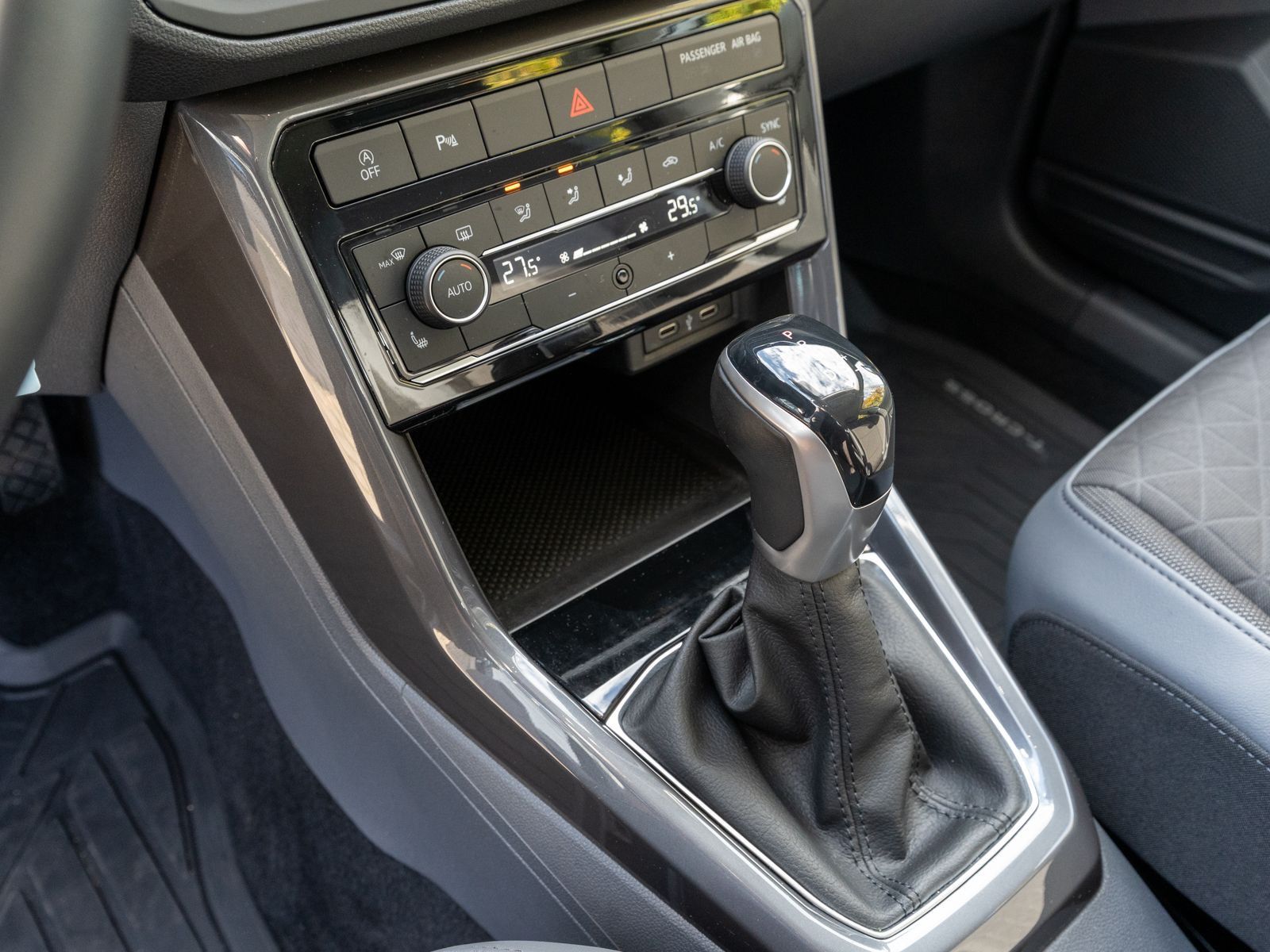 Fahrzeugabbildung Volkswagen T-Cross Style 1.5 TSI DSG LED Navi SHZ RFK ACC