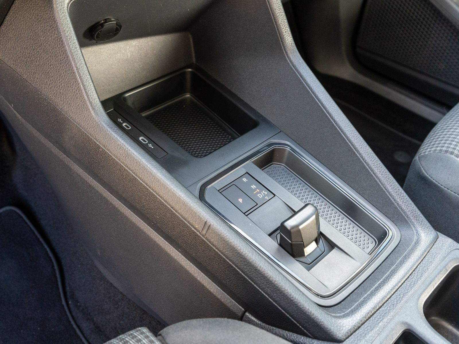 Fahrzeugabbildung Volkswagen Caddy Cargo 1.5 TSI DSG Navi KLIMA RFK SHZ