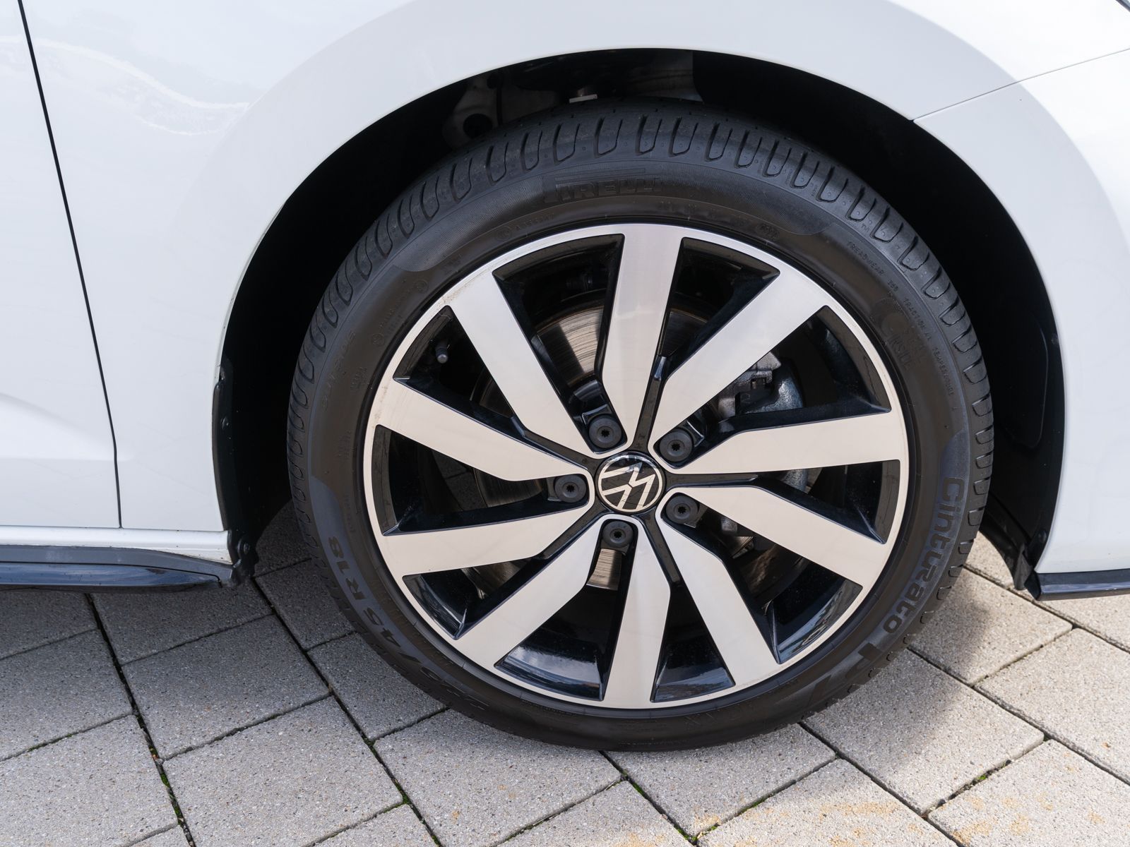 Fahrzeugabbildung Volkswagen Touran R-Line 1.5TSI LED Navi 7Sitze RFK ACC SHZ