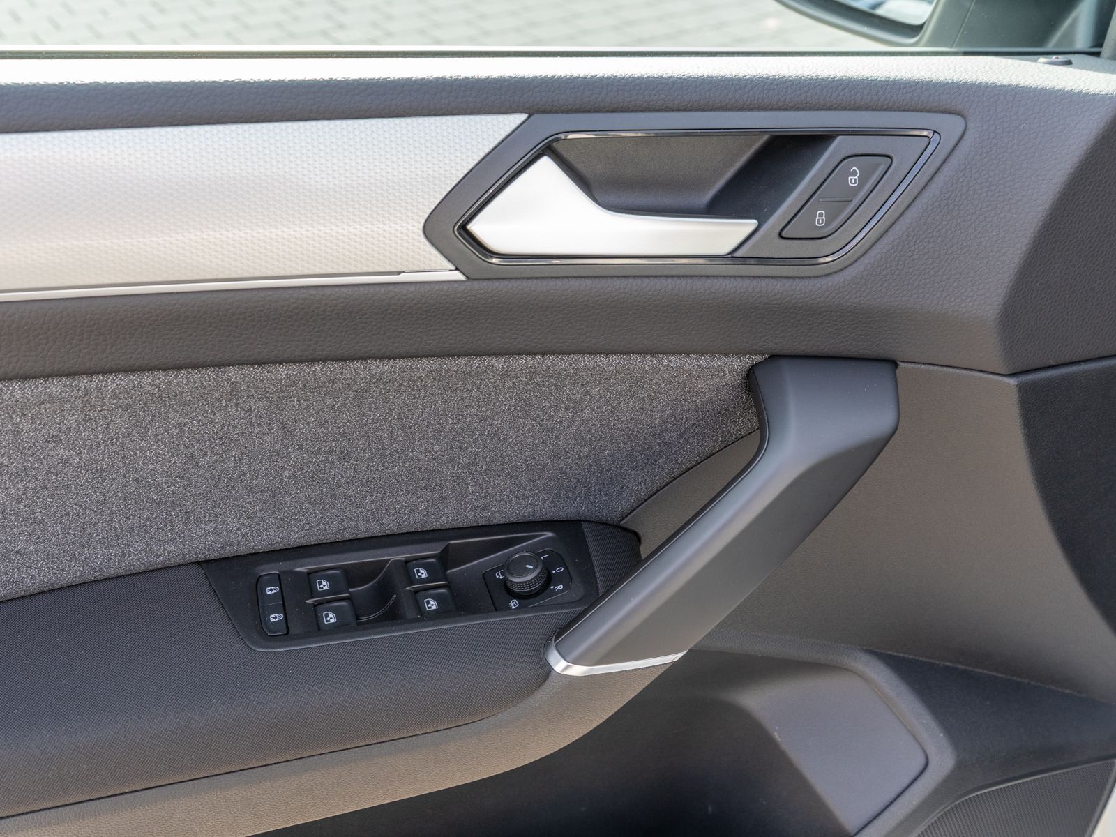 Fahrzeugabbildung Volkswagen Touran R-Line 1.5TSI LED Navi 7Sitze RFK ACC SHZ