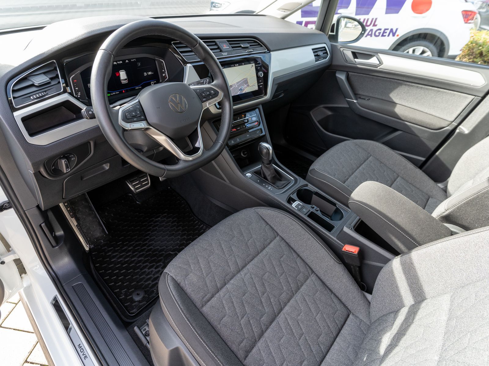 Fahrzeugabbildung Volkswagen Touran R-Line 1.5TSI LED Navi 7Sitze RFK ACC SHZ