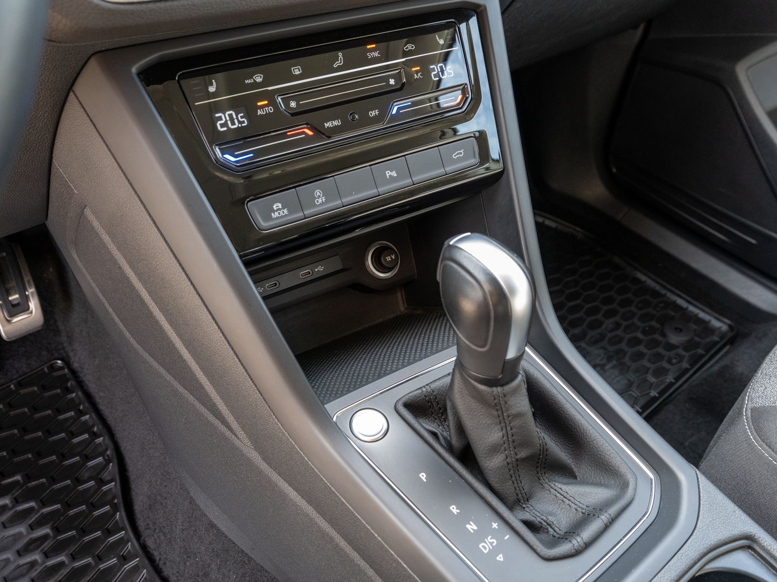 Fahrzeugabbildung Volkswagen Touran R-Line 1.5TSI LED Navi 7Sitze RFK ACC SHZ
