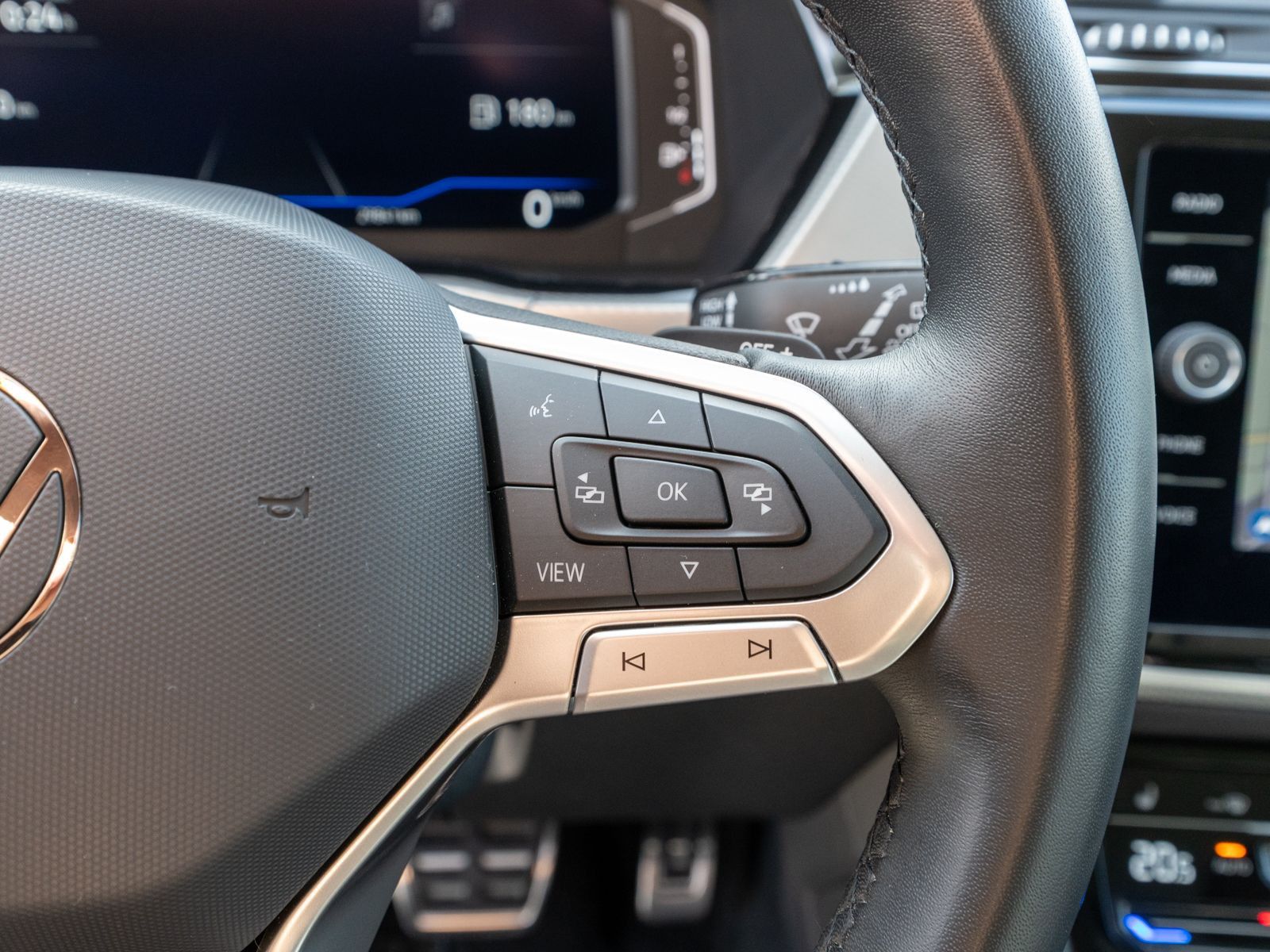 Fahrzeugabbildung Volkswagen Touran R-Line 1.5TSI LED Navi 7Sitze RFK ACC SHZ