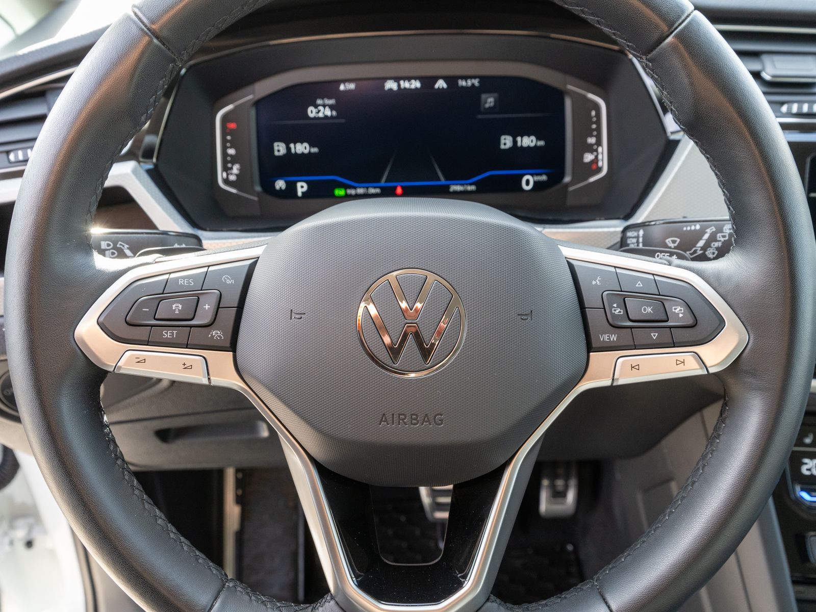 Fahrzeugabbildung Volkswagen Touran R-Line 1.5TSI LED Navi 7Sitze RFK ACC SHZ