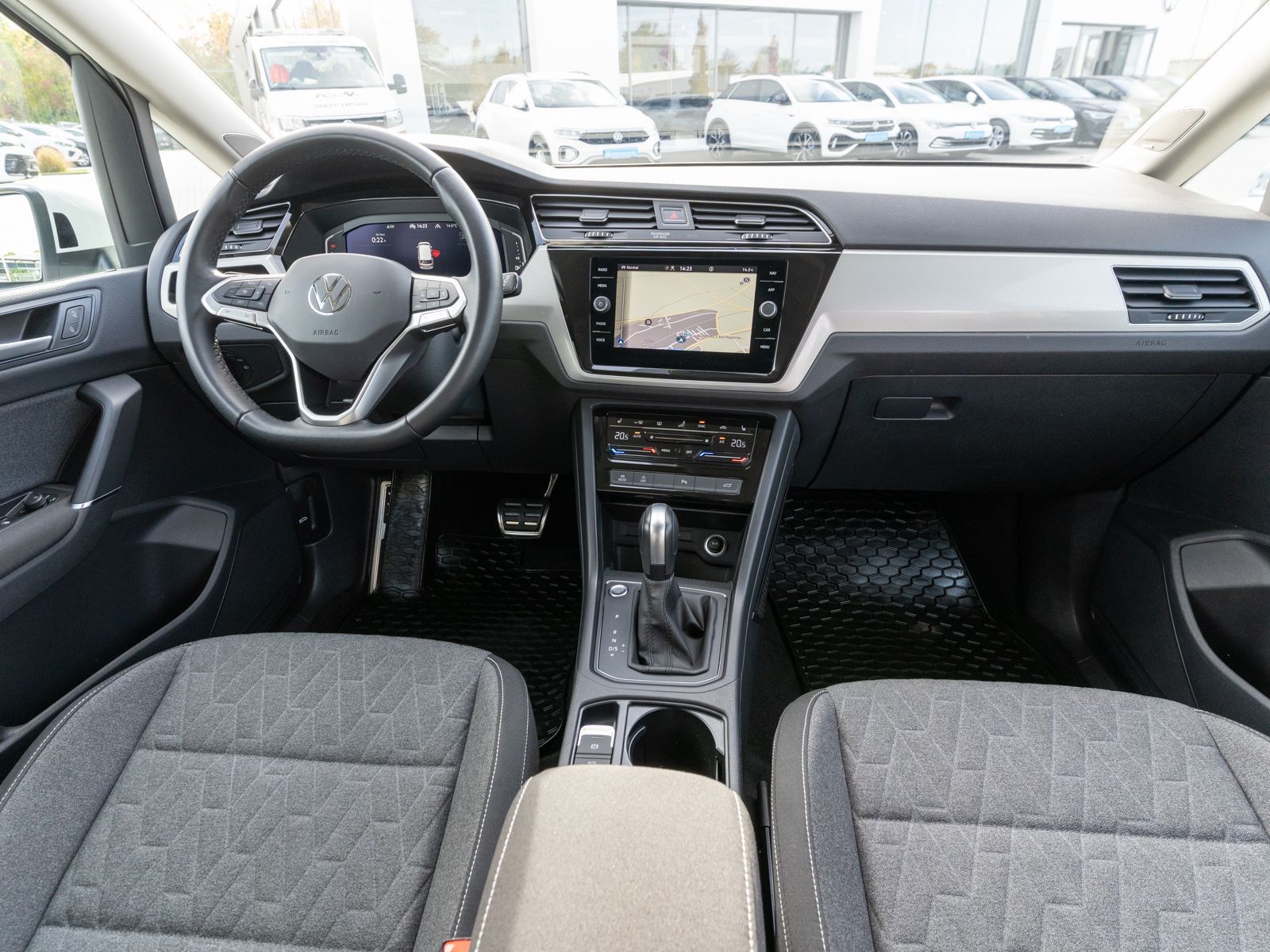 Fahrzeugabbildung Volkswagen Touran R-Line 1.5TSI LED Navi 7Sitze RFK ACC SHZ