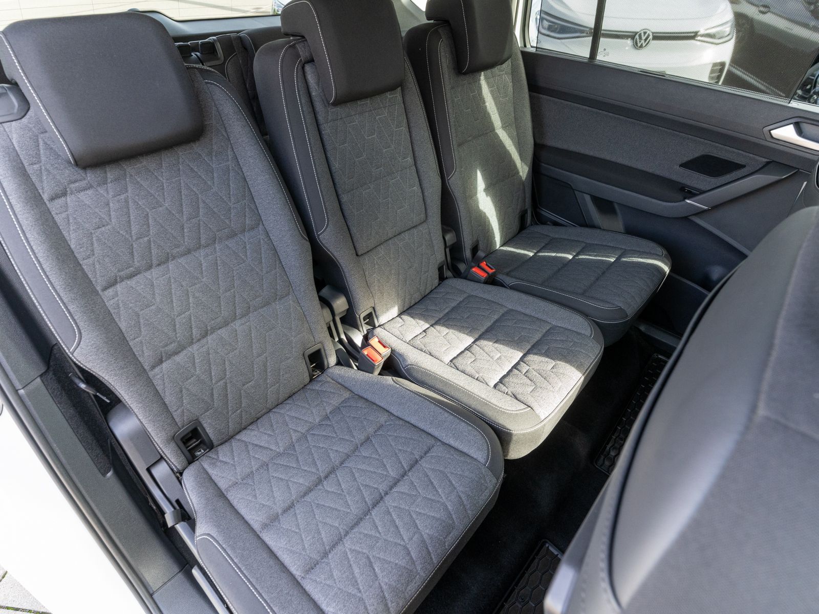 Fahrzeugabbildung Volkswagen Touran R-Line 1.5TSI LED Navi 7Sitze RFK ACC SHZ