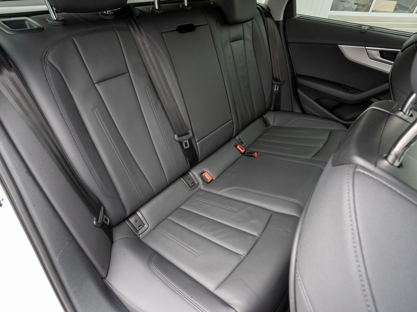 Fahrzeugabbildung Audi A4 Avant 35 TDI S tronic LED Navi AHK SHZ ACC