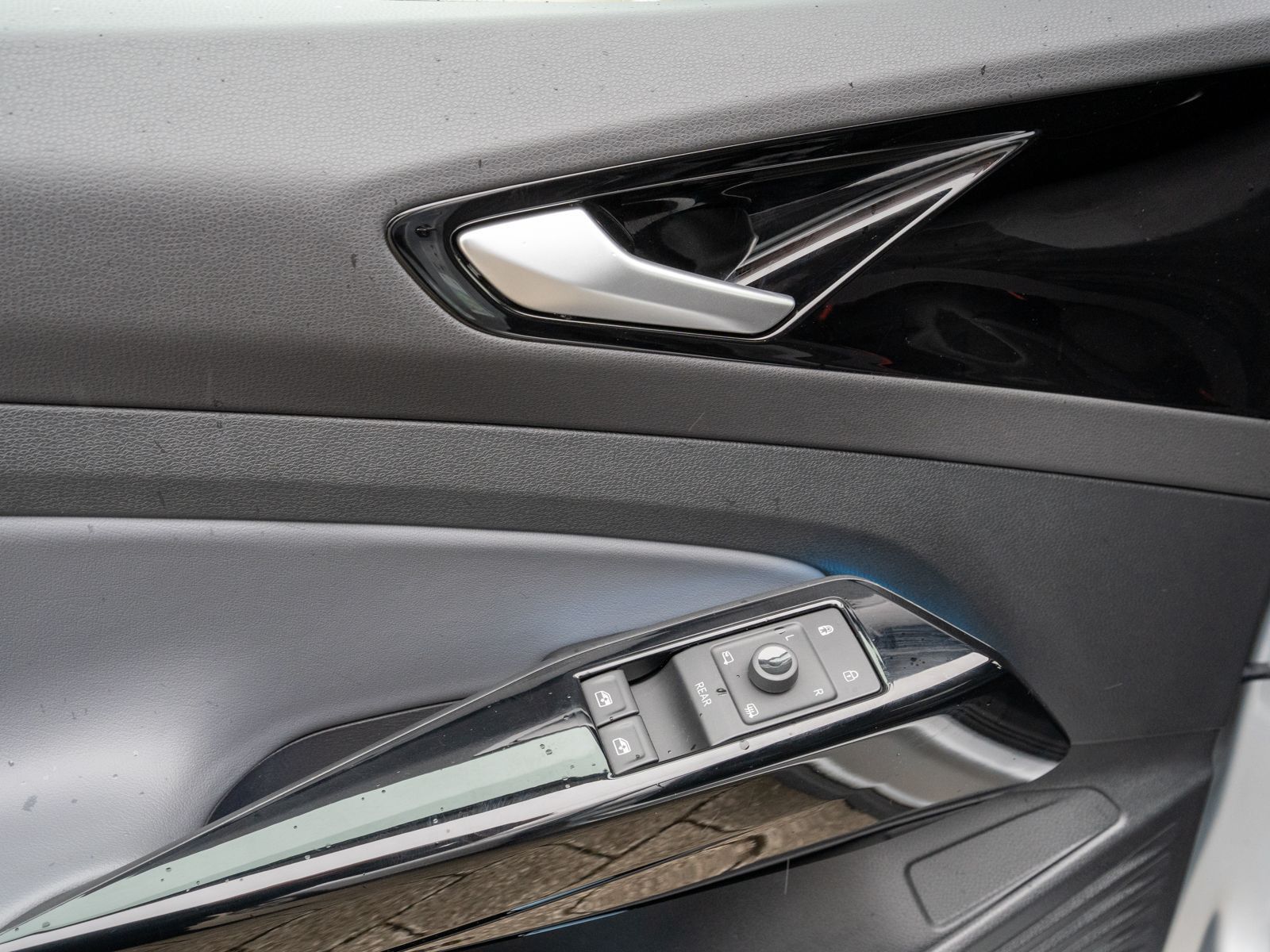 Fahrzeugabbildung Volkswagen ID.4 Pro 4MOTION LED Navi AHK RFK WÄPU DCC SHZ