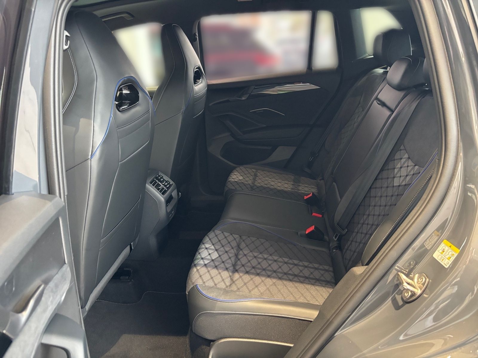 Fahrzeugabbildung Volkswagen Tiguan R-Line 2.0TSI 4MOTION 265 PS DSG Navi AHK