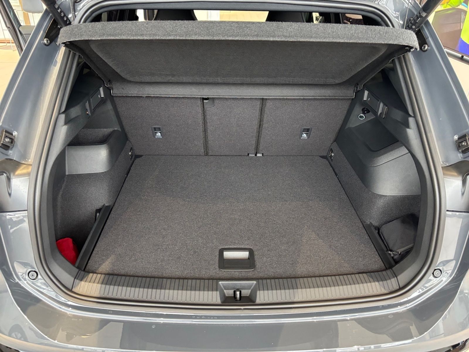 Fahrzeugabbildung Volkswagen Tiguan R-Line 2.0TSI 4MOTION 265 PS DSG Navi AHK