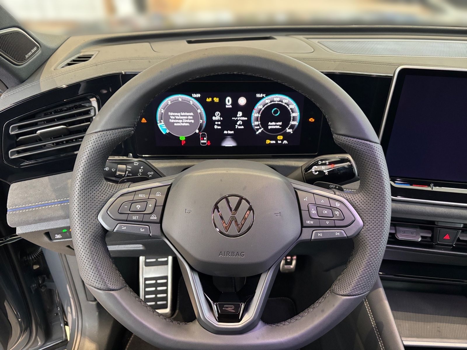 Fahrzeugabbildung Volkswagen Tiguan R-Line 2.0TSI 4MOTION 265 PS DSG Navi AHK
