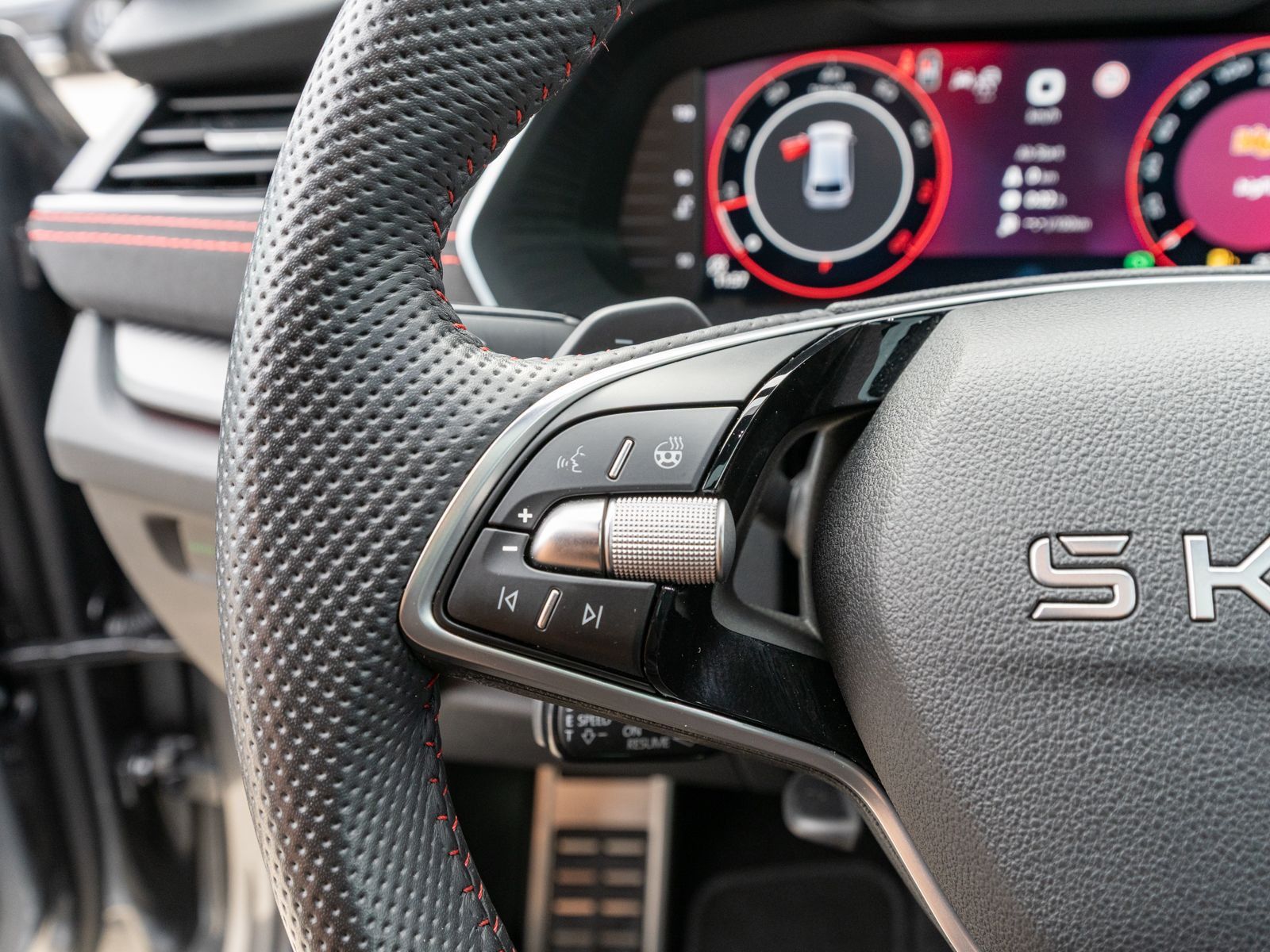 Fahrzeugabbildung SKODA Octavia RS Combi 2.0TSI DSG PANO RFK STDHZ ACC