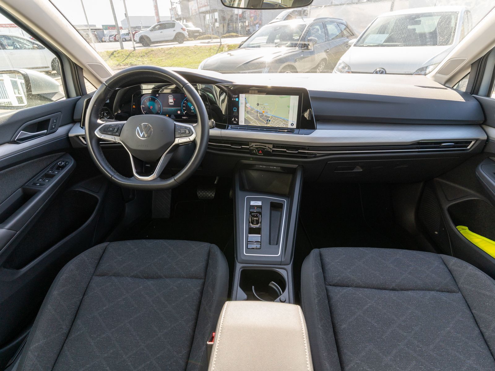 Fahrzeugabbildung Volkswagen Golf Variant Life 2.0TDI DSG LED Nav PDC SHZ ACC